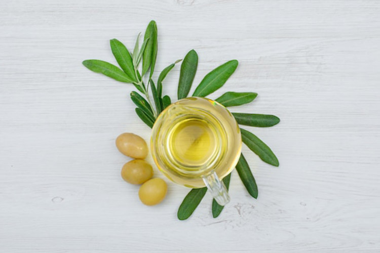 روغن زیتون میتواند به بهبود خشکی پوست کمک کند.